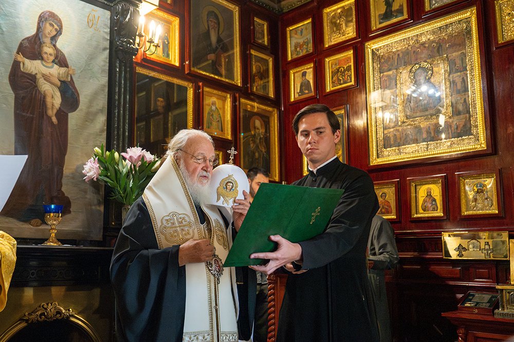 Патриарх Кирилл (в центре) проводит богослужение перед встречей Владимира Путина и Дональда Трампа на Аляске в домовом храме Патриаршей резиденции в Москве. Фото: Олег Варов / Пресс-служба Русской Православной Церкви / AP