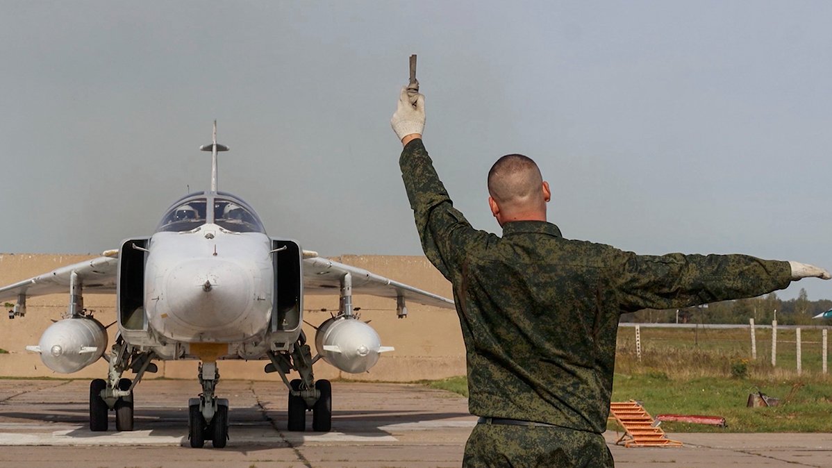 Российский сверхзвуковой самолет-перехватчик МиГ-31, который готовится к вылету во время участия в совместных военных учениях вооруженных сил России и Беларуси «Запад-2025», Россия, 15 сентября 2025 года. Фото: Министерство Обороны / EPA