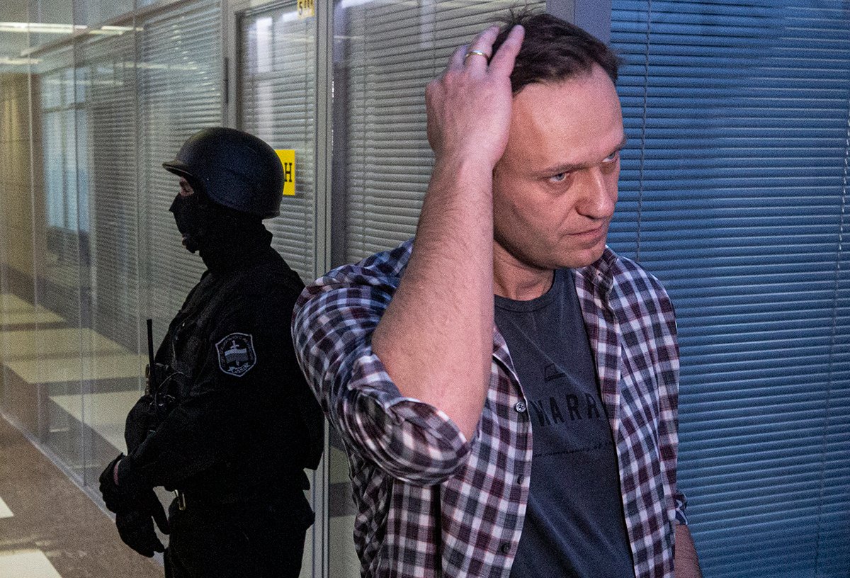 Алексей Навальный и сотрудники полиции в штаб-квартире Фонда борьбы с коррупцией (ФБК) в Москве, Россия, 26 декабря 2019 года. Фото: Сергей Ильницкий / EPA