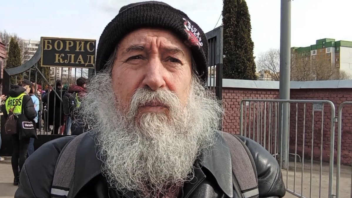 Московский активист «Дядя Гриша» спустился в Москву-реку с плакатом «Putin — Hitler»