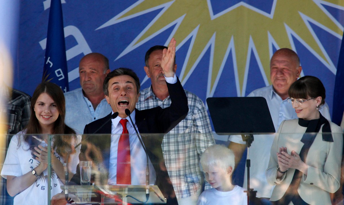 Бидзина Иванишвили, его дочь Гванца, младший сын Цотне и жена Екатерина Херхеулидзе на предвыборном митинге в Тбилиси, 29 сентября 2012 года. Фото: David Mdzinarishvili / Reuters / Scanpix / LETA