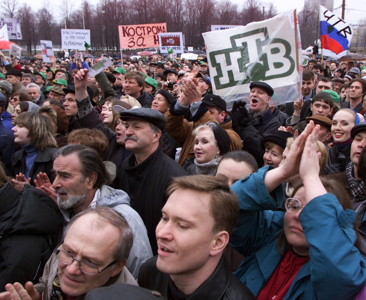 Митинг в поддержку телеканала НТВ в Москве, 7 апреля 2001 года. Фото: Reuters / Scanpix / LETA