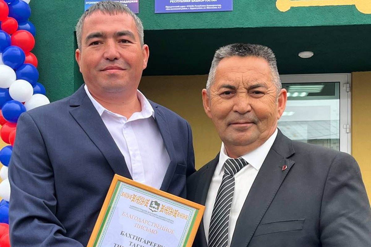 Директор ООО «Салаватское» Тагир Бахтигареев и глава администрации Абзелиловского района Айрат Аминев. Фото: Салаватское / VK