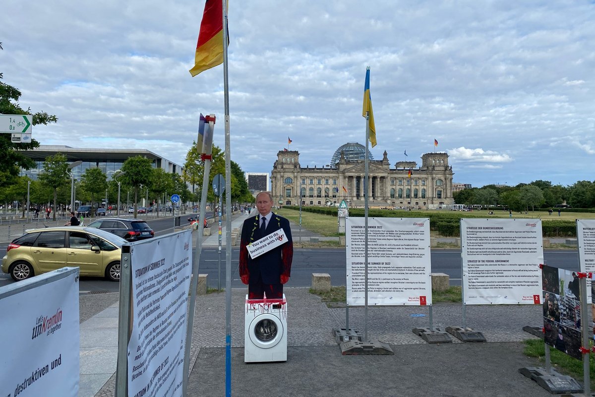 Кэмп Баграша у здания рейхстага, Берлин, 8 июля 2022 года. Фото: Дмитрий Баграш / Facebook