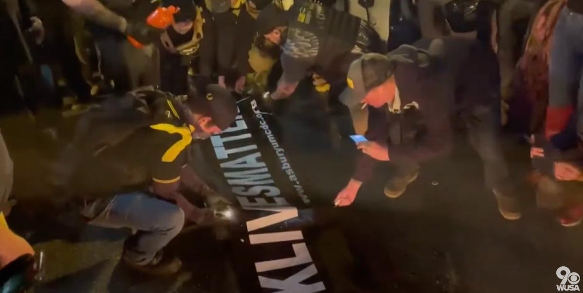 Поджог баннера Black Lives Matters в Вашингтоне. Фото: скрин видео
