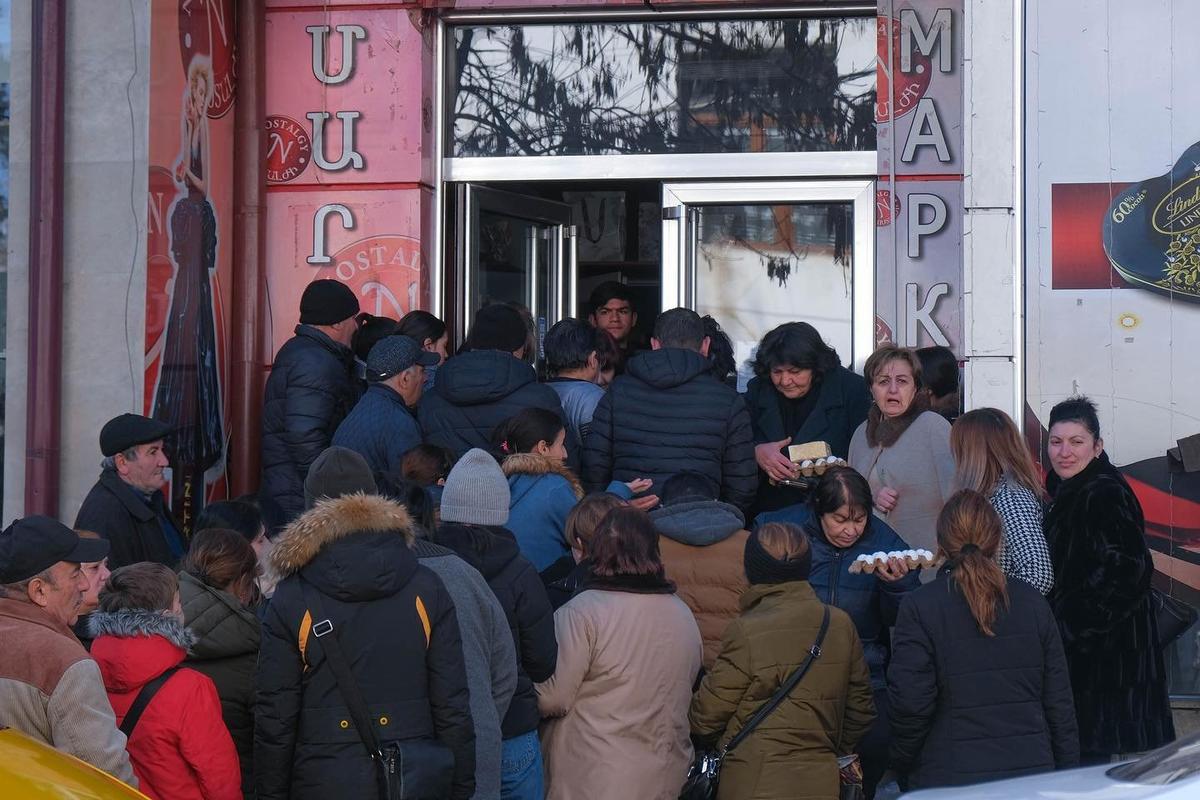Очередь за продуктами по талонам. Фото: Ani Balayan