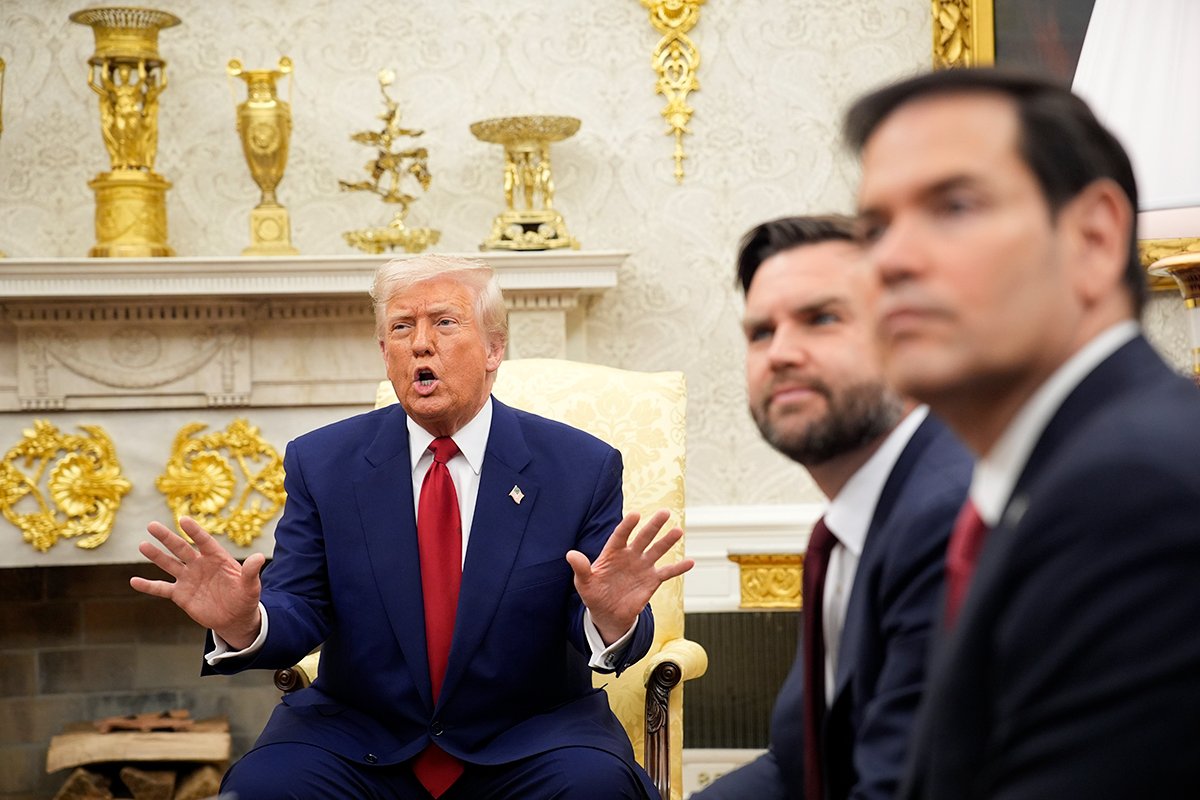 Президент США Дональд Трамп, вице-президент США Джей Ди Вэнс и госсекретарь США Марко Рубио в Овальном кабинете Белого дома в Вашингтоне, округ Колумбия, США, 7 Апреля 2025 года. Фото: Yuri Gripas / EPA-EFE