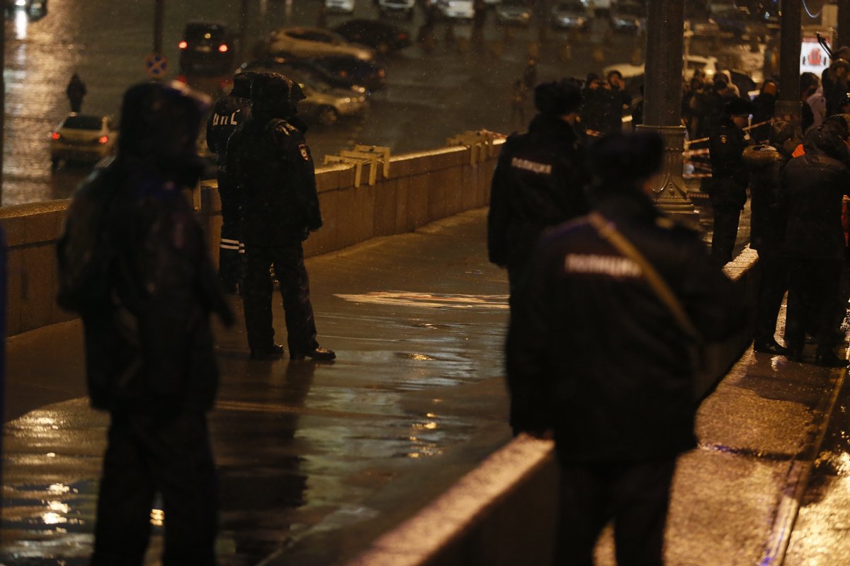 Полиция на месте убийства Бориса Немцова, Москва. 28 февраля 2015 года. Фото: Сергей Ильницкий / EPA