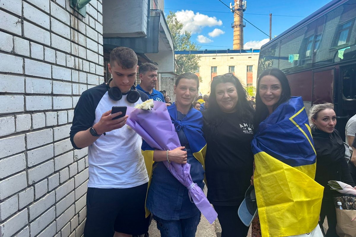 Саша Кириченко рядом со своей крестной мамой Светланой Головань, Гайдэ Ризаева и Юлия Дворниченко. Фото: «Нумо, сестри»