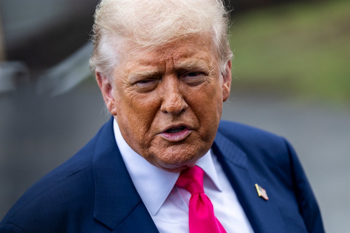 Дональд Трамп отвечает на вопрос журналистов у Белого дома в Вашингтоне, округ Колумбия, США, 15 июля 2025 года. Фото: Shawn Thew / EPA