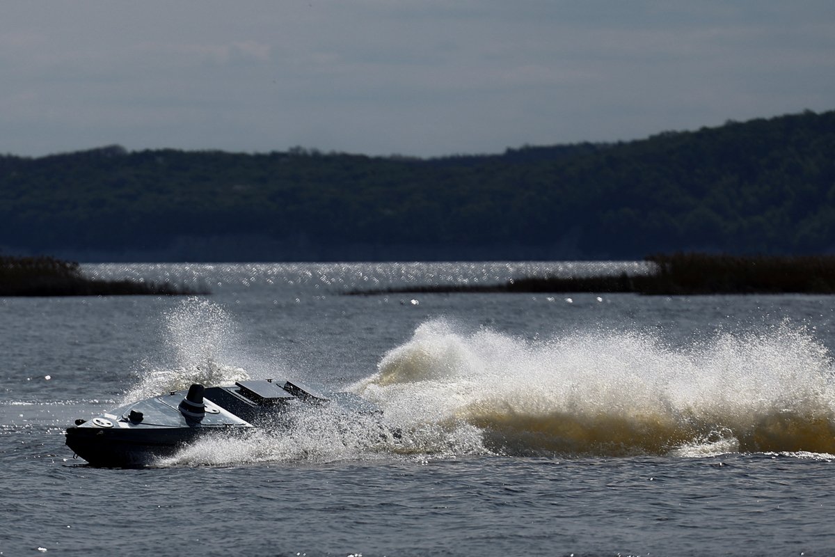 Украинский морской беспилотник Magura V5 на воде во время выставки военной техники, Украина, 13 апреля 2024 года. Фото: Valentyn Ogirenko / Reuters / Scanpix / LETA