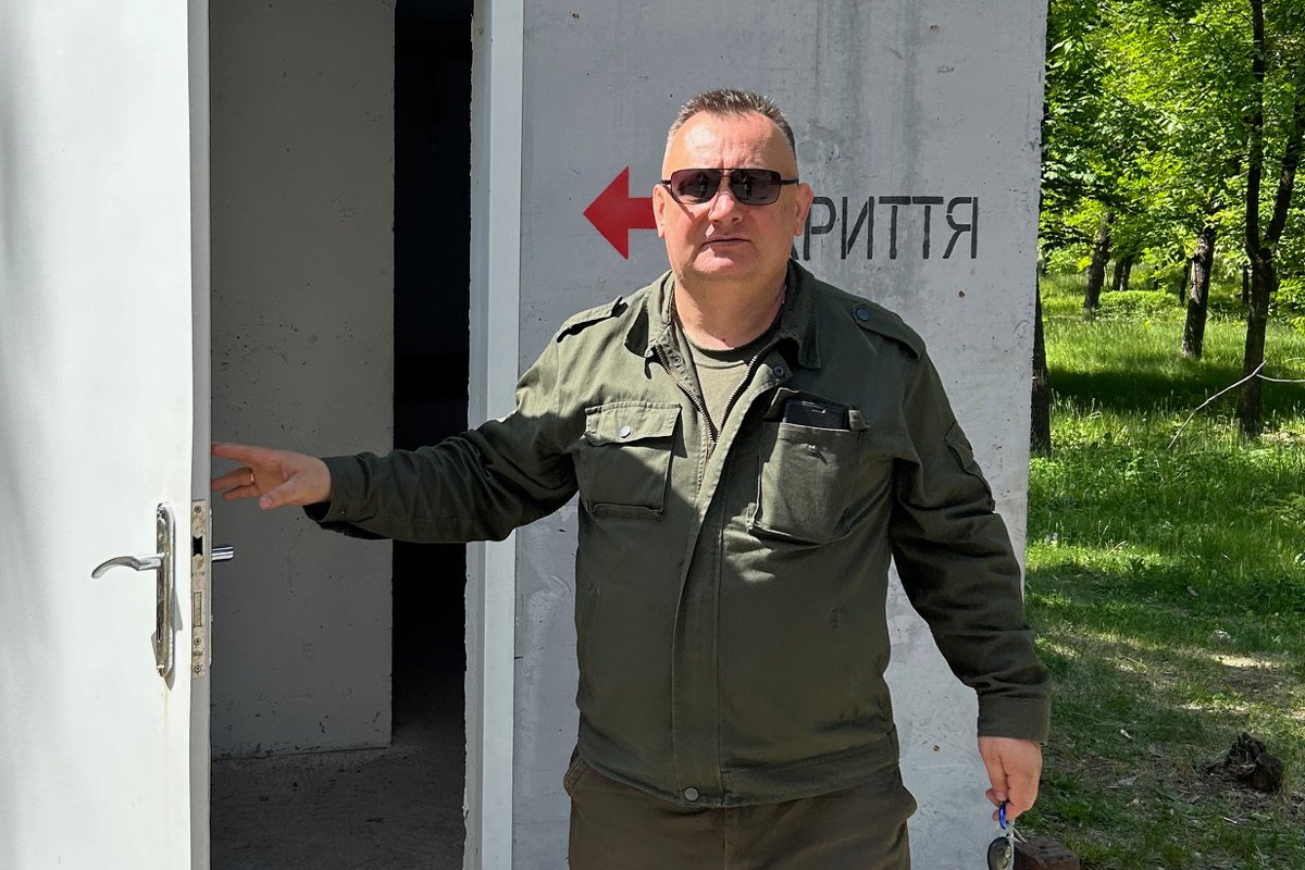 Руслан Биленко возле уличного укрытия, май 2024 года. Фото Дмитрия Дурнева