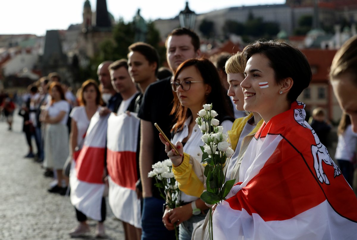 Участники акции, выступающие против результатов президентских выборов в Беларуси, выстроились в живую цепь на Карловом мосту в Праге, 23 августа 2020 года. Фото: David W Cerny / Reuters / Scanpix / LETA