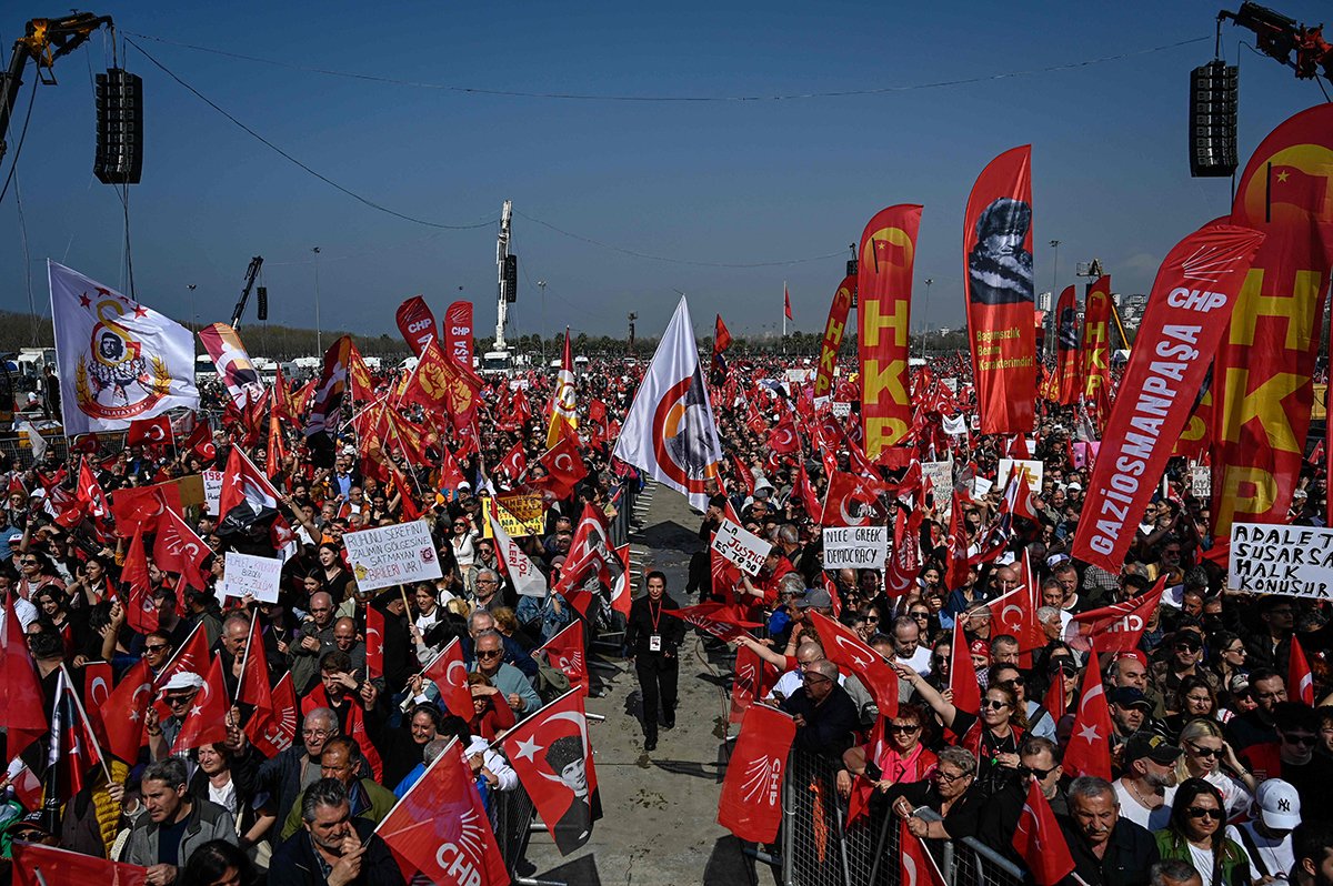 Протестующие с флагами и плакатами во время митинга, организованного Республиканской народной партией в поддержку арестованного мэра Стамбула Экрема Иманоглу в Малтепе, Стамбул, 29 марта 2025 года. Фото: Kemal Aslan / AFP / Scanpix / LETA