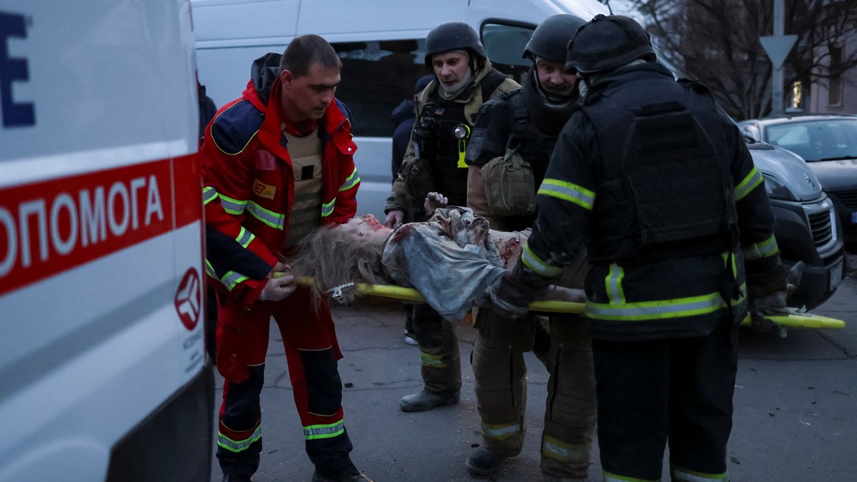 Сотрудники экстренных служб эвакуируют женщину из жилого дома, повреждённого в результате российского авиаудара, Херсон, 2 февраля 2025 года. Фото: Ivan Antypenko / Reuters / Scanpix / LETA