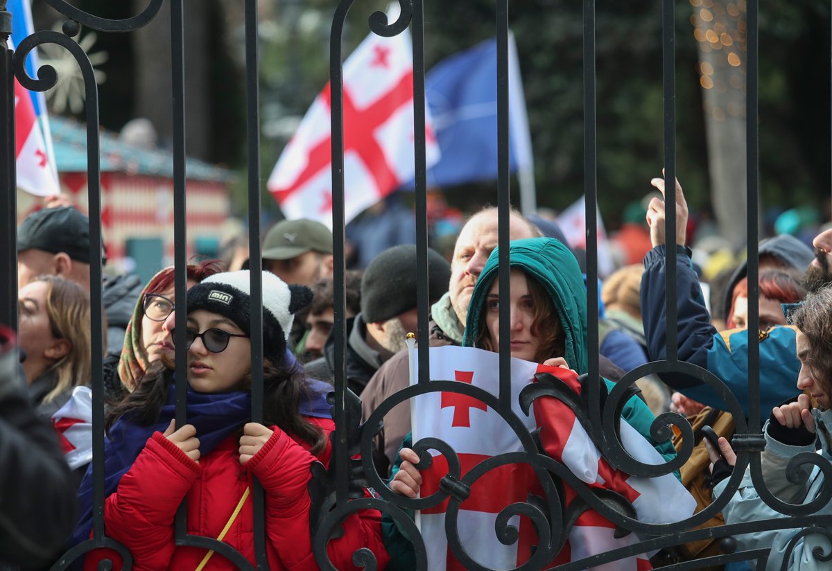 Собравшиеся у дворца Орбелиани слушают заявление Саломе Зурабишвили, Тбилиси, 29 декабря 2024 года. Фото: David Mdzinarishvili / EPA