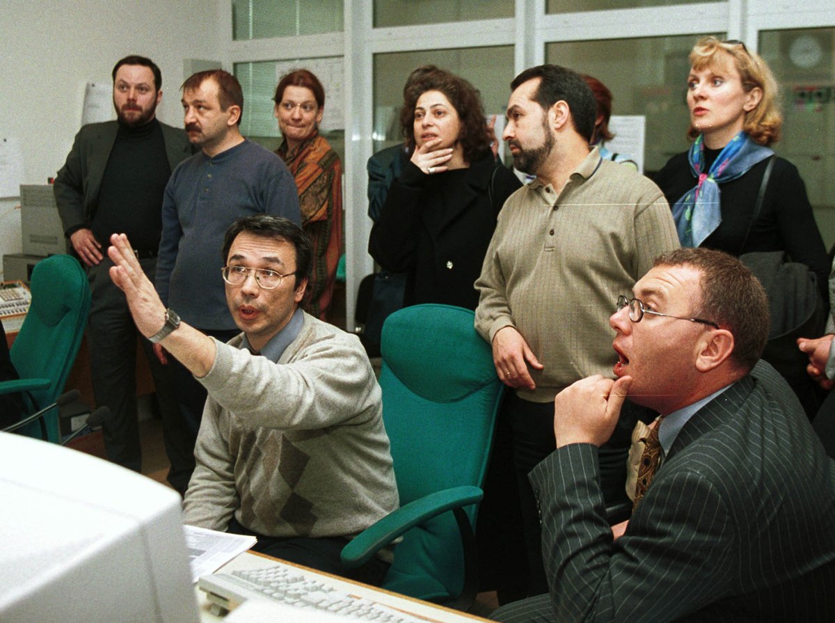 Сотрудники НТВ, протестующие против изменений в руководстве, смотрят прямую трансляцию, Москва, 14 апреля 2001 года. Фото: Таня Макеева / KRT / Sipa USA / Vida Press