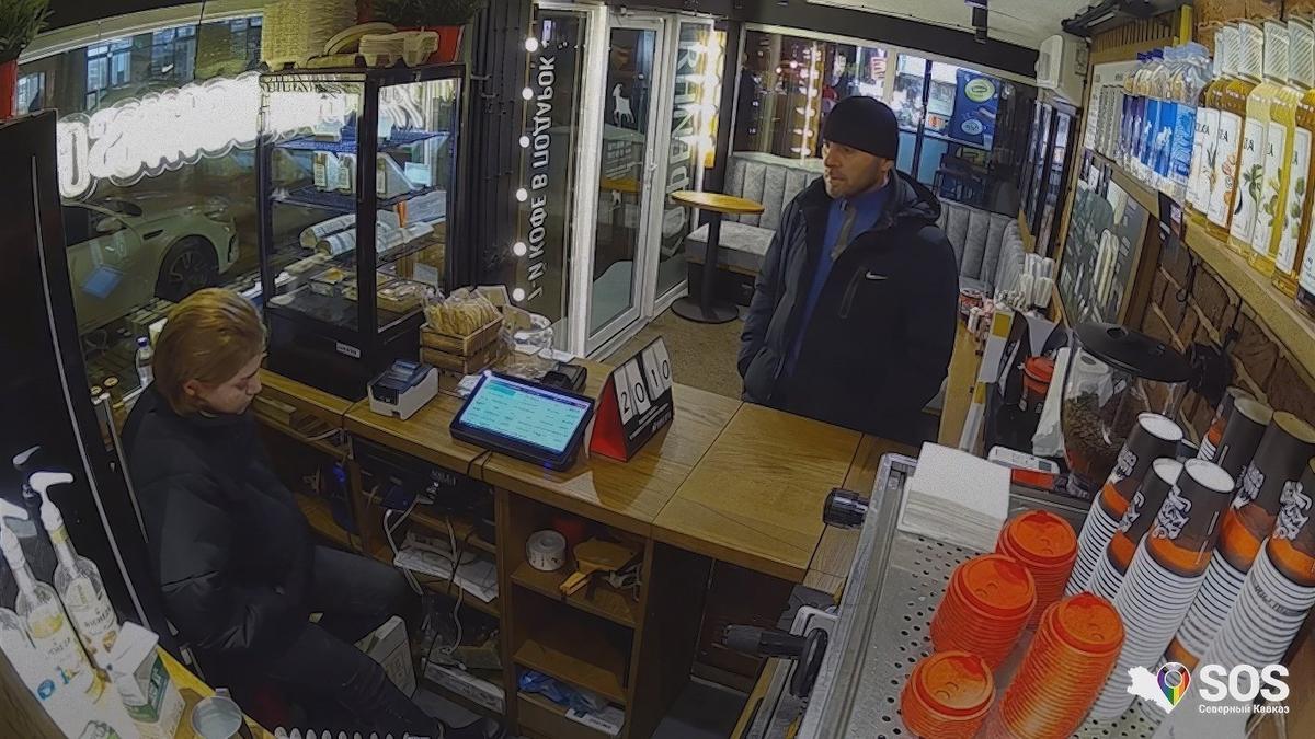 Ахмед Батаев и Седа в кафе в Санкт-Петербурге в феврале 2023 года, фото: Кризисная группа СК SOS / Telegram