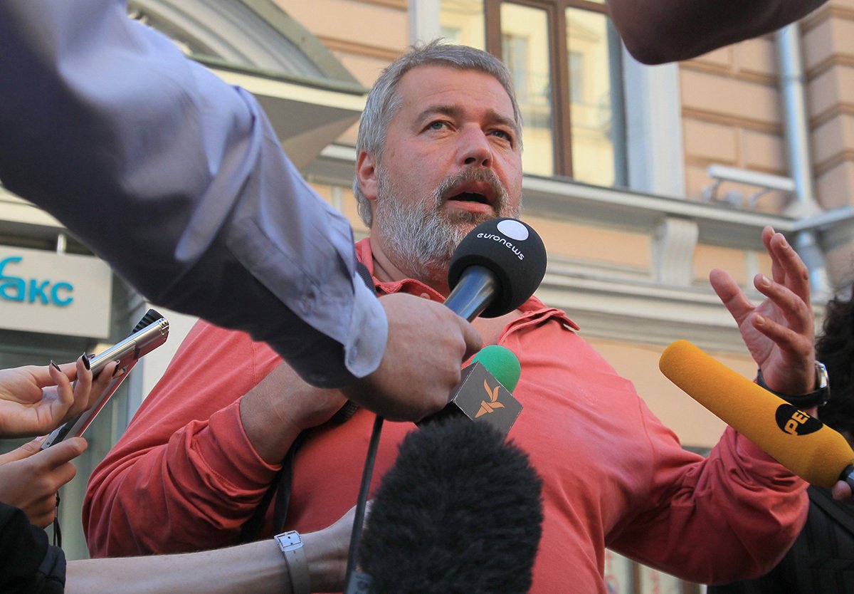 Дмитрий Муратов беседует со СМИ после встречи c Александром Бастрыкиным, который принес извинения за угрозы Сергею Соколову в офисе информационного агентства «Интерфакс» в Москве, Россия, 14 июня 2012 года. Фото: Сергей Чириков / EPA