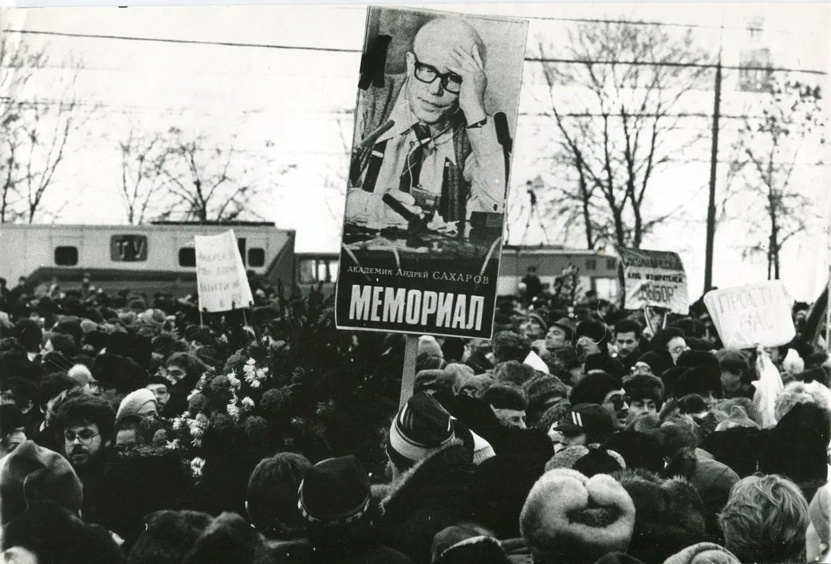 Траурный митинг в Лужниках. Демонстранты с портретом Андрея Сахарова, 1989 год. Фото: memo.ru