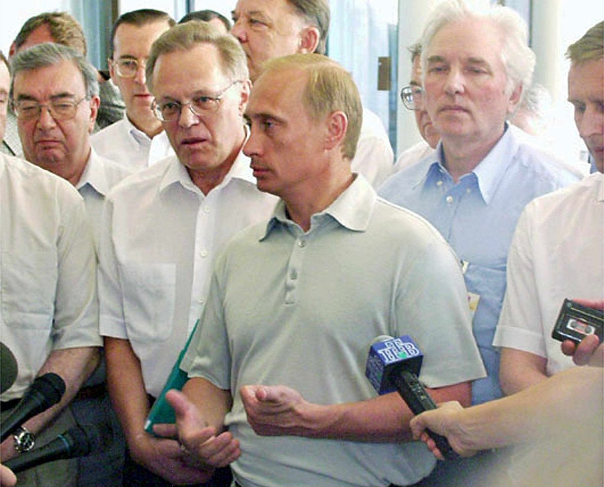 Владимир Путин отвечает на вопросы журналистов на черноморском курорте Сочи, 16 августа 2000 года. Фото: EPA / ITAR-TASS