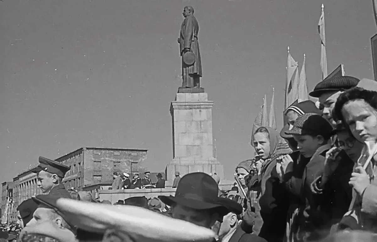 Памятник Сталину на площади Победы. Фото: Государственный архив Калининградской области