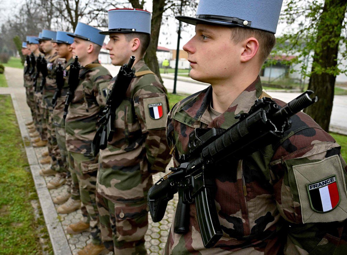 Французские военнослужащие, входящие в состав подразделения миссии «Althea», в лагере Бутмир возле Сараево, 5 апреля 2025 года