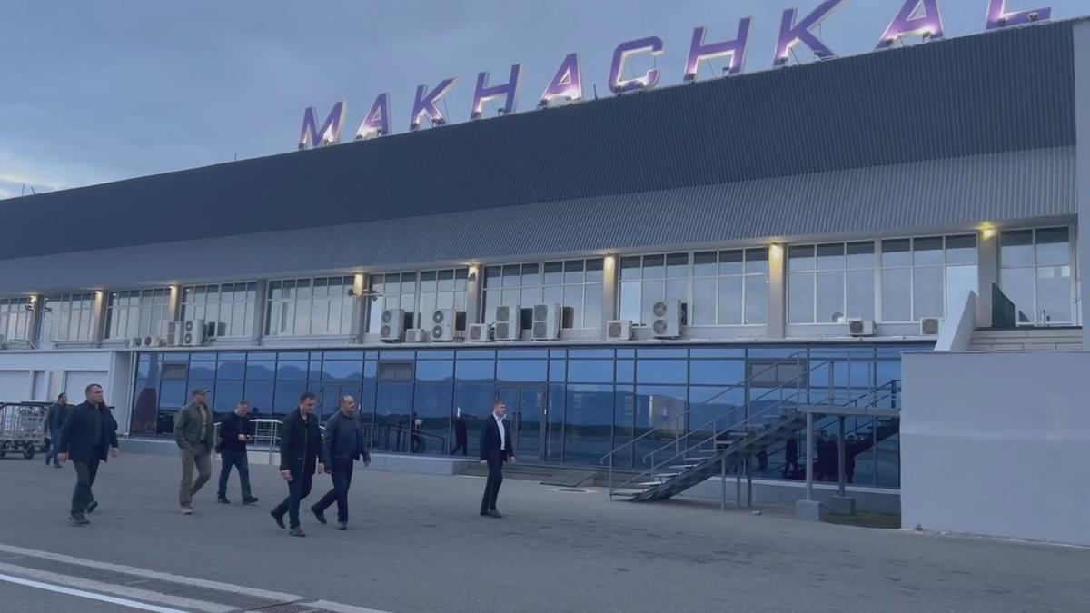 Сергей Меликов осматривает аэропорт после погромов. Фото: Правительство Республики Дагестан