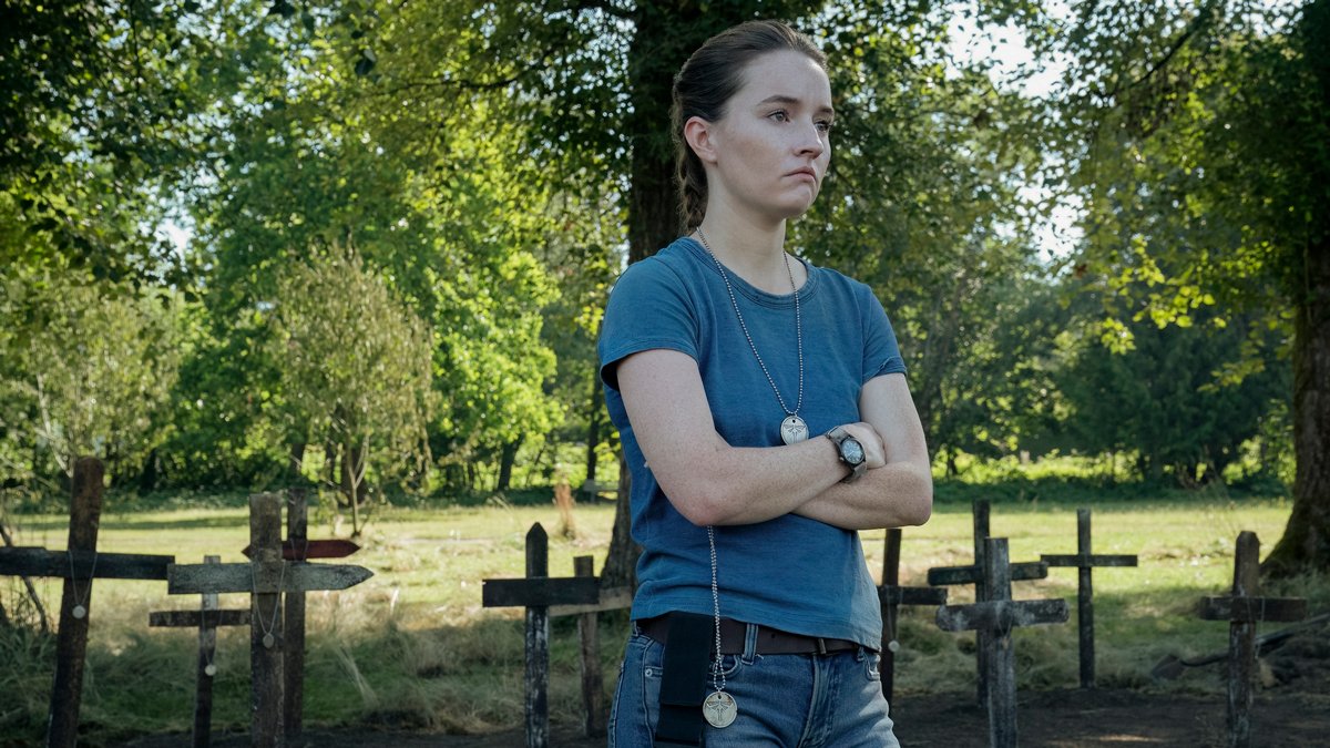 Кэйтлин Девер в роли Эбби. Фото: Liane Hentscher / HBO / Warner Bros. Discovery, Inc