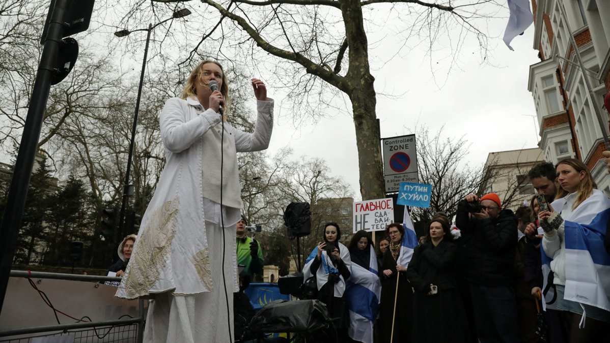 «Работа в интересах россиян сейчас идет под столом»