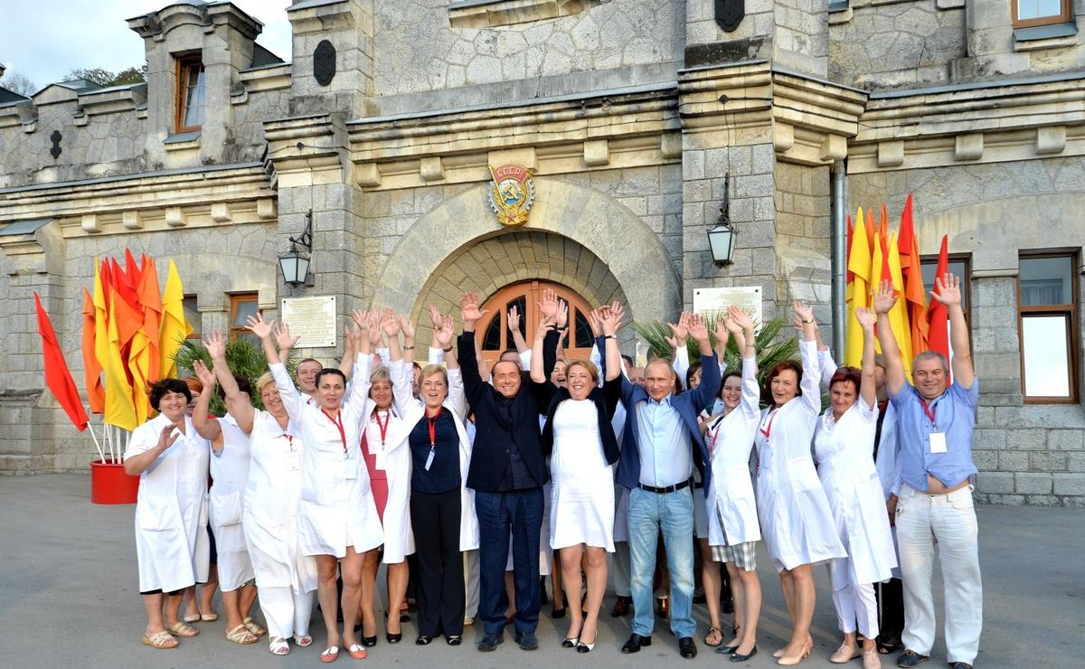 Сильвио Берлускони, Владимир Путин и Янина Павленко с сотрудниками производственно-аграрного объединения «Массандра» в Крыму, сентябрь 2015 г. Фото: Wikimedia Commons , CC BY-SA 4.0