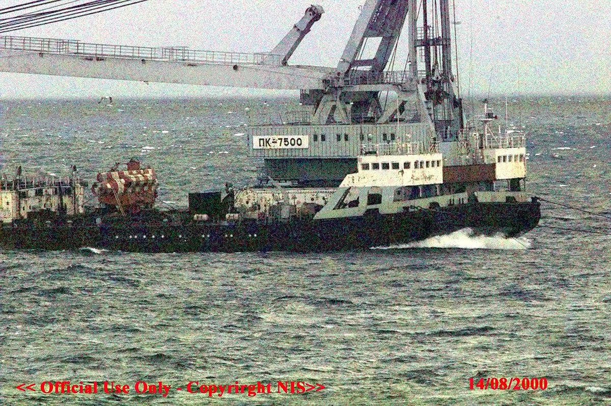 Плавучий подъемный кран ПК-7500 в районе, где затонула российская подводная лодка «Курск», 14 августа 2000 года. Фото: EPA / NORWEGIAN NAVY