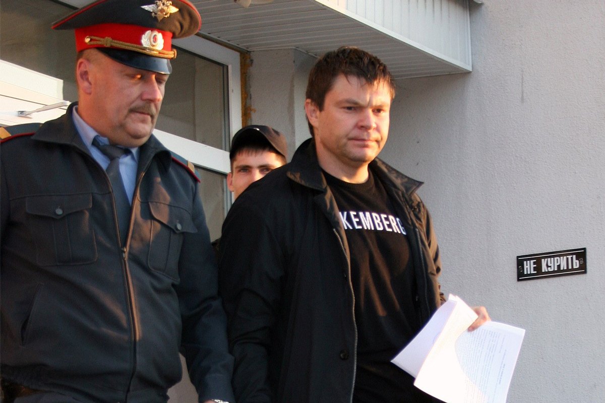 Сергей Цапок (справа) после заседания Ессентукского городского суда, 17 ноября 2010 года. Фото: Александра Ларинцева / Коммерсантъ / Sipa USA / Vida Press